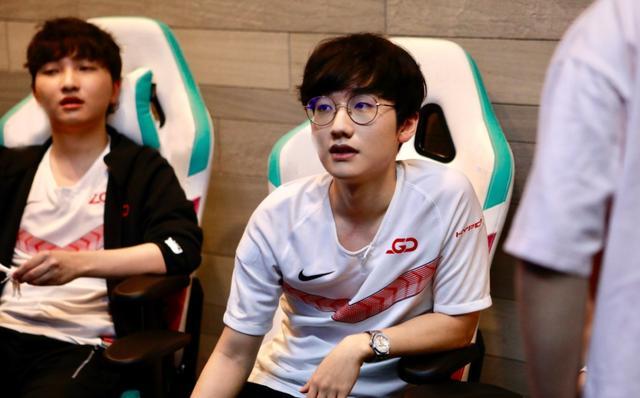 更衣室的氛 更衣室的氛