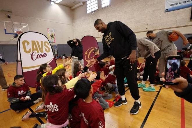 末节逆转！詹姆斯30+8+8率湖人胜鹈鹕，双巨头默契成赢球关键